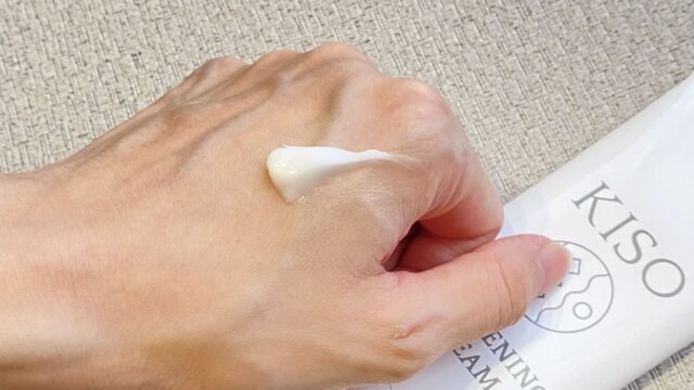 KISOホワイトニングクリームを手の甲に出した写真